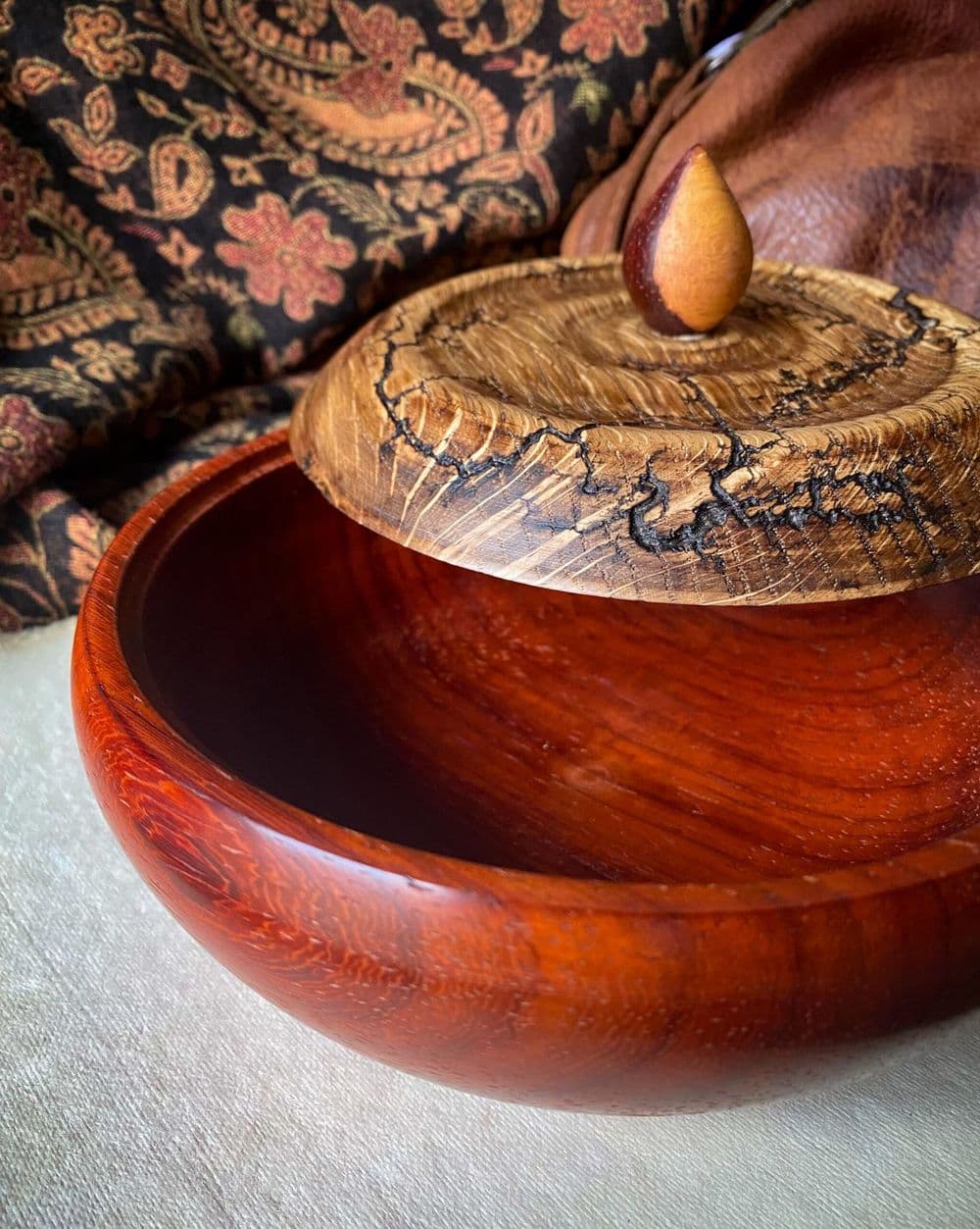 Boîte tournée en bois ouverte avec couvercle Lichtenberg